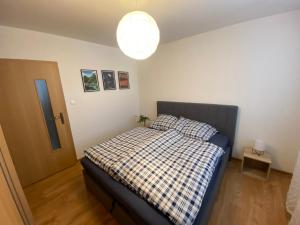 Posteľ alebo postele v izbe v ubytovaní Apartmán Hlboký potok
