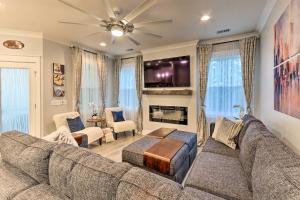 uma sala de estar com um sofá e uma lareira em Hilton Head Island Townhome with Screened Porch em Hilton Head Island