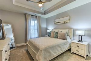 um quarto com uma cama, uma cómoda e um espelho em Hilton Head Island Townhome with Screened Porch em Hilton Head Island