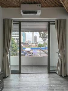um quarto com uma varanda com vista para a cidade em Song Anh Indochina Studios Pasteur em Ho Chi Minh