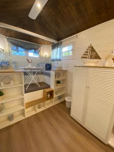 ハムにあるTiny House Ems im PIER9 Tiny House Hotelのバスルーム(洗面台、トイレ付)が備わります。