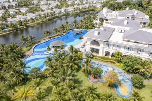 an aerial view of the pool at the resort at Vinpearl Wonderworld Phu Quoc in Phú Quốc