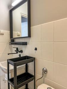 La salle de bains est pourvue d'un lavabo et d'un miroir. dans l'établissement Willa RADosna, à Karpacz