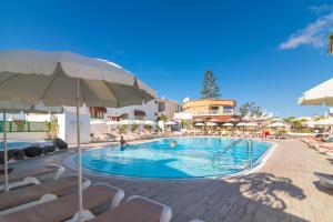 The swimming pool at or close to Aparthotel Neptuno Costadeje Még 35 kép