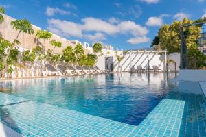 The swimming pool at or close to Aparthotel Neptuno Costadeje