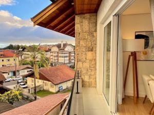 ein Balkon mit Blick auf die Stadt in der Unterkunft Apartamentos Solar da Garibaldi CENTRO by Achei Gramado in Gramado