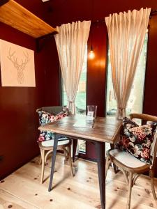 uma sala de jantar com uma mesa de madeira e cadeiras em Tiny House Bigge im PIER9 Tiny House Hotel em Hamm