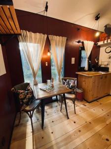 uma sala de jantar com uma mesa de madeira e cadeiras em Tiny House Bigge im PIER9 Tiny House Hotel em Hamm