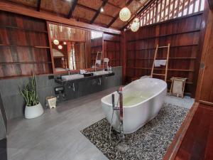 a large bathroom with a tub and a sink at Pan's farm แบ่งปันฟาร์ม in Ban San Phaya Loei Luang