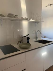 a kitchen with a sink and a counter top at Bed en bubbels bennie en liisa in Ripatransone
