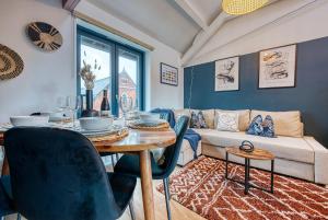 Ruang duduk di Ashcroft Loft by Timeless Stays - Stunning 3 Bedroom, 2 bathrooms, Charming central apartment featuring a balcony +34 gambar