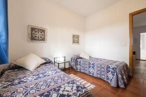 a room with two beds in a room at Luna de La Barrosa in Chiclana de la Frontera