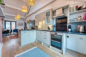 Kuchyň nebo kuchyňský kout v ubytování Ashcroft Loft by Timeless Stays - Stunning 3 Bedroom, 2 bathrooms, Charming central apartment featuring a balcony