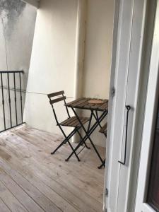 Una mesa y una silla en una habitación con una mesa. en New Boat, en Narbona