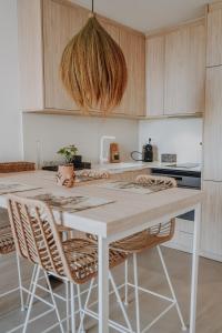 Casa Los Yayos by Nomad Stays في ألتيا: مطبخ مع طاولة بيضاء وكراسي