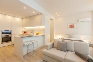 een woonkamer en een keuken met een bed en een bank bij Boavista Collection Studio - Minho's Guest in Braga