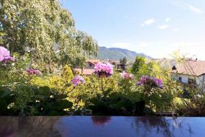 un bouquet de fleurs roses dans un jardin dans l'établissement Ferienwohnung Lanz 2, à Lana