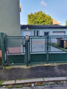 um portão verde em frente a um edifício em Studio meublé - Comme à la maison em Belfort