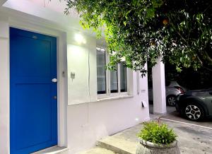 eine blaue Tür an der Seite eines Hauses in der Unterkunft Central Ground Floor Apartment in Nikosia