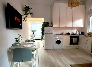 cocina con mesa, nevera y fogones en Central Ground Floor Apartment, en Nicosia 8 fotos más