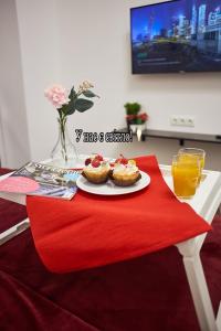 uma mesa com um prato de comida num guardanapo vermelho em RV Old City Apartment Velyka Vasylkivska,28 em Kiev