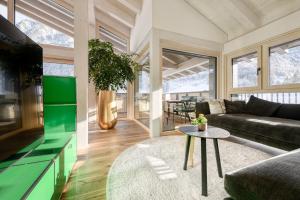 Luxus Penthouse Zentral by A-Appartments في براند: غرفة معيشة مع أريكة وطاولة
