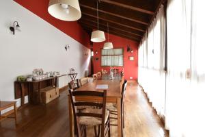 uma sala de jantar com paredes vermelhas e uma mesa e cadeiras em Casa Rural Jan em Beraní