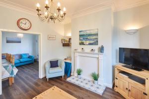 uma sala de estar com televisão e lareira em Host & Stay - Holyrood Lodge em Bridlington