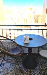una mesa y sillas con una taza de café en el balcón en Mirador La Catedral, en Málaga