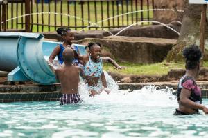 un groupe d'enfants jouant dans un parc aquatique dans l'établissement Gooderson Natal Spa Hot Springs Resort, à Paulpietersburg