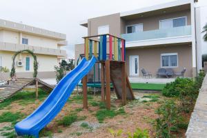 un parque infantil con un tobogán frente a una casa en Casa di Prios brand new renovated Villa in Gouves, en Gouves