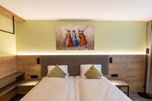 - une chambre avec un lit et une peinture murale dans l'établissement Hotel Flamatt, à Flamatt