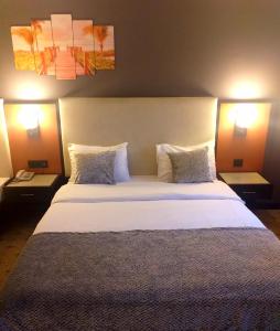 ein Schlafzimmer mit einem großen weißen Bett mit zwei Lampen in der Unterkunft ZEO HOTEL merter in Istanbul