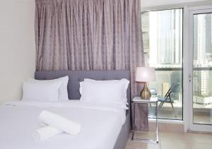 Postel nebo postele na pokoji v ubytování RH- Voguish, Studio in Downtown, near Burj Khalifa