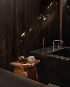 baño con lavabo y encimera con mesa en Maana Kamo, en Kioto