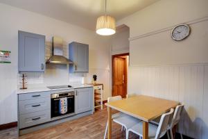 een keuken met een tafel en een eetkamer bij Spacious Victorian Townhouse near HCC with off street parking in Harrogate