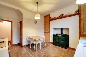 Dapur atau dapur kecil di Spacious Victorian Townhouse near HCC with off street parking +22 gambar