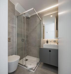 y baño con ducha, aseo y lavamanos. en Lapa 84 - seafront house, en Póvoa de Varzim