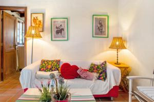 sala de estar con sofá blanco y 2 lámparas en Casa La Cuadra, en Telde
