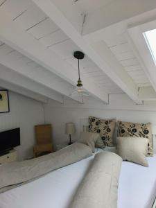 グレヘンにあるHaus Opal Wohnung Nr. 31のベッドルーム(大きな白いベッド1台、テレビ付)