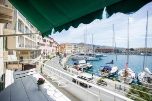 - une vue sur un port de plaisance avec des bateaux dans l'eau dans l'établissement Bilocale La Tonnina - Goelba, à Portoferraio