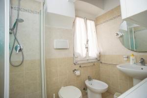 La salle de bains est pourvue d'une douche, de toilettes et d'un lavabo. dans l'établissement Bilocale La Tonnina - Goelba, à Portoferraio