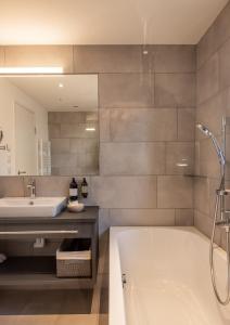 Ένα μπάνιο στο Alp Living Apartments Self-Check In +90 φωτογραφίες