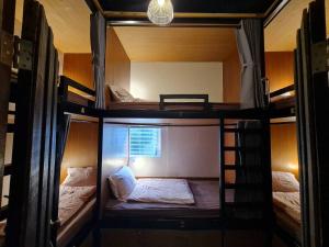 Postel nebo postele na pokoji v ubytování Non House Bangkok บ้านนอนโฮสเทล