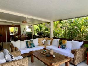 ein Wohnzimmer mit einem Sofa und einem Tisch in der Unterkunft Home sweet home in Saint-Gilles-les-Bains