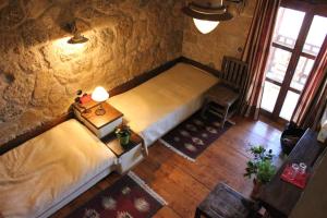1 Schlafzimmer mit 2 Betten, einem Tisch und einem Stuhl in der Unterkunft Helydorea zen in Synikia Mesi Trikalon