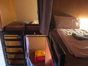 Postel nebo postele na pokoji v ubytování Non House Bangkok บ้านนอนโฮสเทล