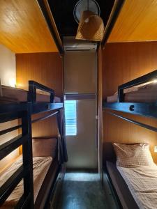 Postel nebo postele na pokoji v ubytování Non House Bangkok บ้านนอนโฮสเทล