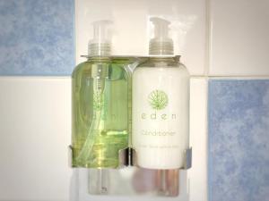 dos botellas de jabón en una pared en un baño en Davis House - 6 Beds, Sleeps up to 7, en Rothwell