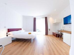 1 dormitorio blanco con 1 cama y cocina en Pascià Boutique Hotel, en Ragalna